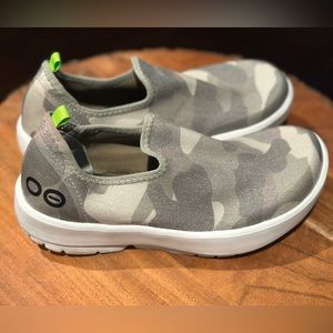Oofos women’s camouflage low shoe size 5